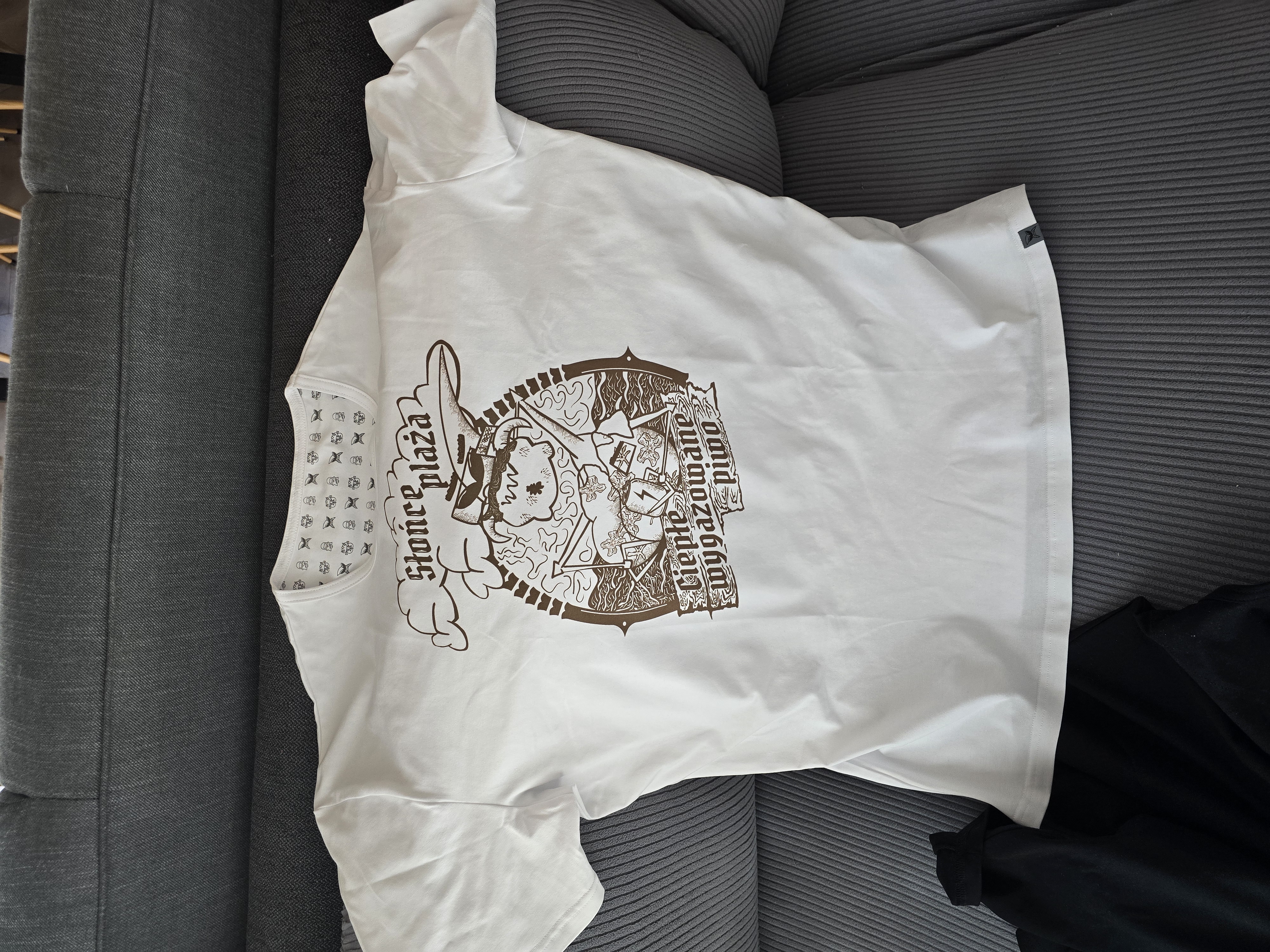 Koszulka biała – słońce, plaża, ciepłe wygazowane piwo